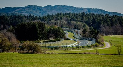 Den Nürburgring besuchen bei einem Kurzurlaub in der Eifel