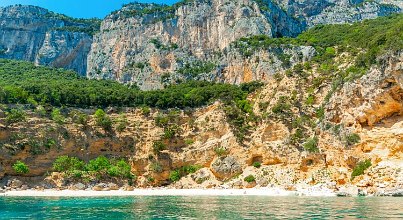 Cala Biriola – weiße Kieselsteinchen und beeindruckende Kalkklippen