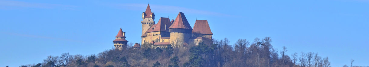 Niederösterreich: Burg Kreuzenstein mit Blick auf die Donau
