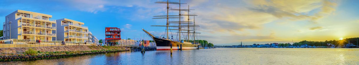 Die alte Viermastbark und der Passathafen in Travemünde