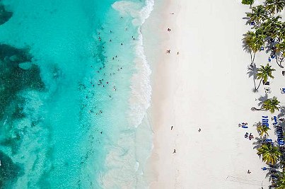 Puderweißer Sandstrand, Türkisblaues Meer und grüne Palmen in Mexico. 