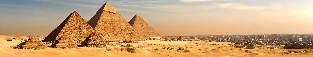 Drei Pyramiden vor der Skyline von Kairo