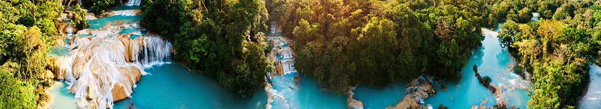 Wasserfälle und glasklares Wasser in Mexiko. 