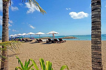 Urlaubsentspannung an einem ruhigen Strand in Bali.