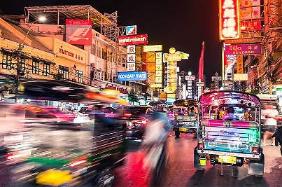 Bei Nacht leuchten in Bangkok viele Lichter. 