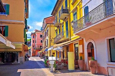 Gelbe, weiße, orangene und pinke Häuser im Sonnenlicht. 