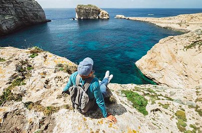 Die Blaue Lagune in Malta ist eine beliebte touristische Attraktion.