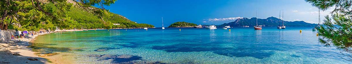 Blaues Meer in einer Bucht in Mallorca.