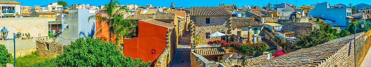 Alte Häuser und enge Gassen auf Mallorca