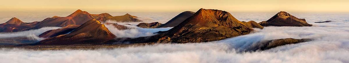 Vulkane in den Wolken