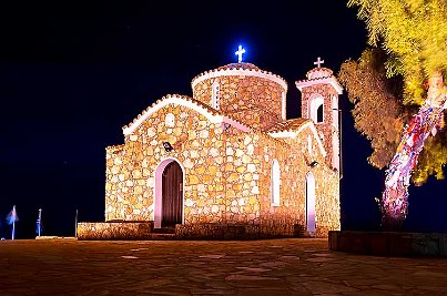 Griechische Kirche beleuchtet bei Nacht. 