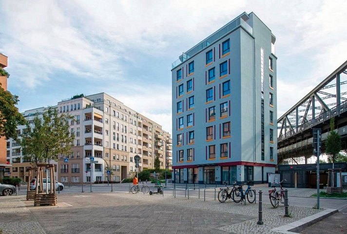 Friedrichstadt-Palast FALLING | IN LOVE & Vienna House Easy by Wyndham Berlin Potsdamer Platz
