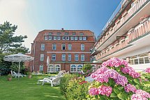 Nordseehotel Freese - Außenansicht mit Garten