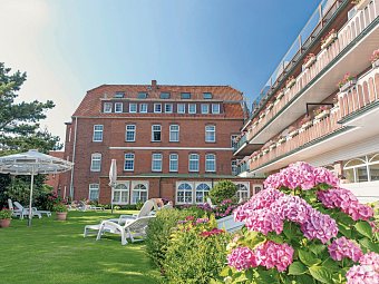 Nordseehotel Freese - Außenansicht mit Garten
