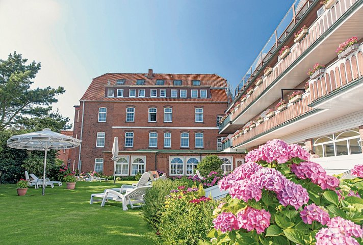Nordseehotel Freese - Außenansicht mit Garten
