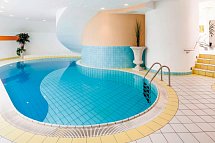 Oliven- und Genusshotel Hirzer - Innenpool des Hotels