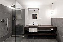 Oliven- und Genusshotel Hirzer - Wohnbeispiel Doppelzimmer Taggiasca - Bad