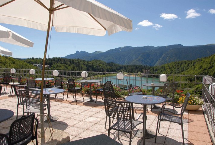Grand Hotel Astoria - Terrasse mit Panorama-Seeblick