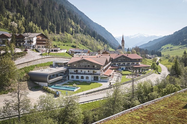 Wellness Sporthotel Ratschings - Luftaufnahme vom Hotel mit Panorama