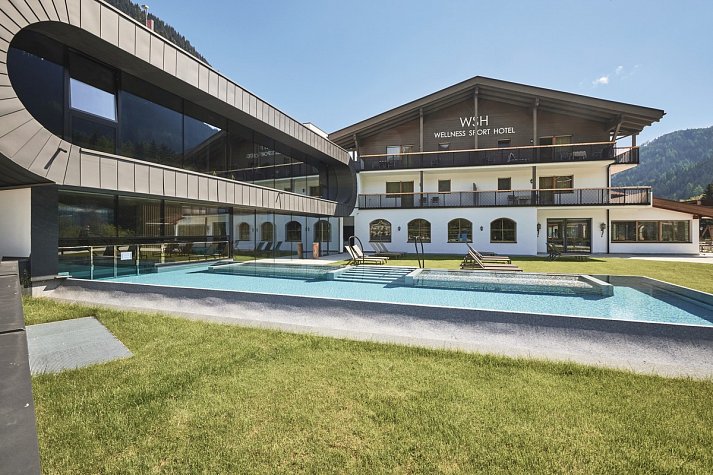 Wellness Sporthotel Ratschings - Liegewiese mit Pool und Blick auf das Hotel