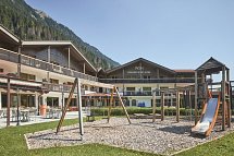 Wellness Sporthotel Ratschings - Spielplatz mit Blick auf das Hotel