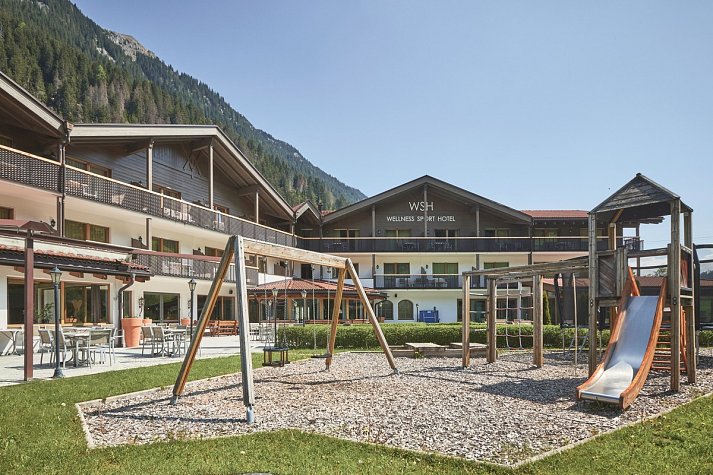 Wellness Sporthotel Ratschings - Spielplatz mit Blick auf das Hotel