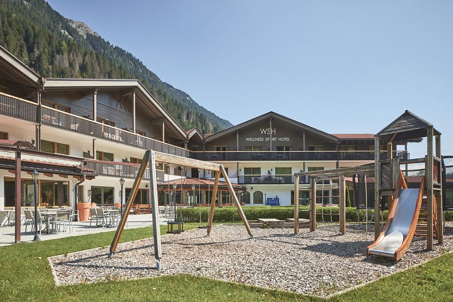 Wellness Sporthotel Ratschings - Spielplatz mit Blick auf das Hotel