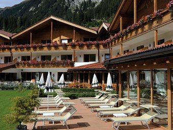 Wellness Sporthotel Ratschings - Sonnenterrasse mit Liegen