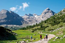 Alpin Royal Wellness Refugium & Resort Hotel - Familienwanderung in den Dolimiten