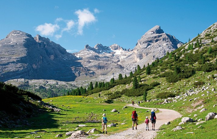 Alpin Royal Wellness Refugium & Resort Hotel - Familienwanderung in den Dolimiten