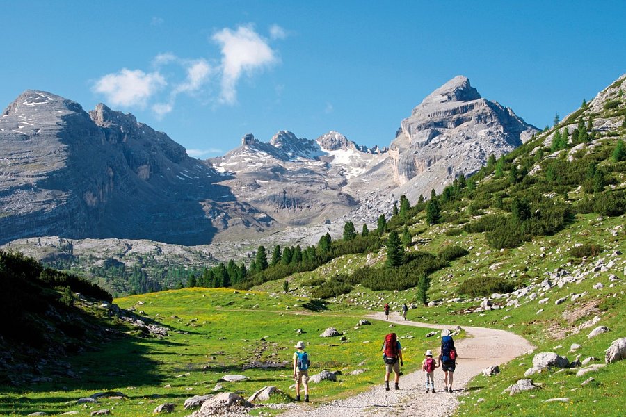Alpin Royal Wellness Refugium & Resort Hotel - Familienwanderung in den Dolimiten