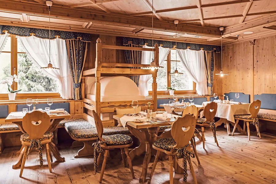 Alpin Royal Wellness Refugium & Resort Hotel - Restaurant mit Kamin