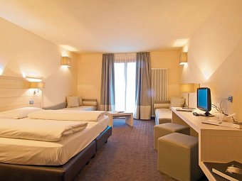 Hotel Brenta Dolomites - Wohnbeispiel Vierbettzimmer (Zimmercodierung DB4)