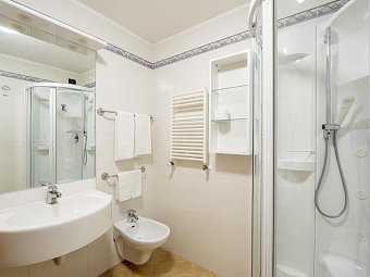 Hotel Dolomites Inn - Beispiel Badezimmer