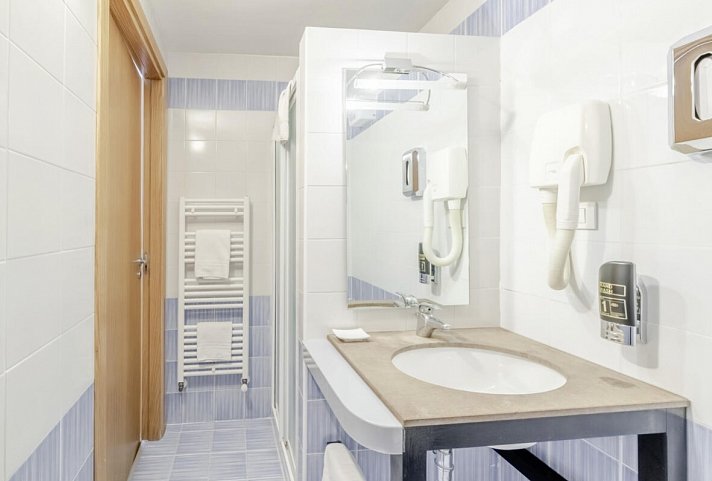 Dolomiti Chalet Family Hotel - Wohnbeispiel Badezimmer Doppelzimmer