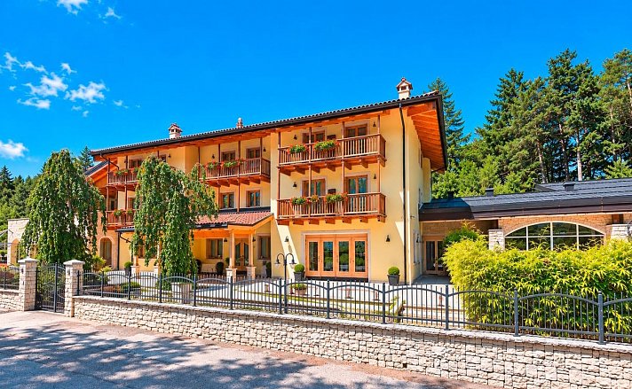 Lake Hotel Lagolo