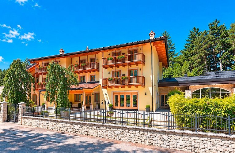 Lake Hotel Lagolo