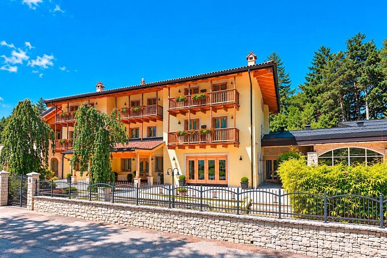 Lake Hotel Lagolo - Außenansicht