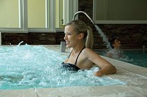 Lake Hotel Lagolo - Frau im Innenpool