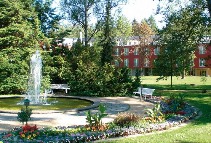 Santé Royale Hotel- und Gesundheitsresort Bad Brambach - Kurpark mit Hotel