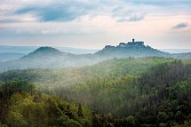 AHORN Berghotel Friedrichroda - Aussicht vom Rennsteig über den Thüringer Wald, am Horizont die Wartburg, Morgennebel steigt auf
