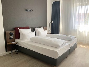 Hotel am Schlosstheater - Beispiel Doppelzimmer Komfort (Zimmercodierungen DB9 & DB8)