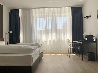 Hotel am Schlosstheater - Beispiel Doppelzimmer Komfort (Zimmercodierungen DB9 & DB8)