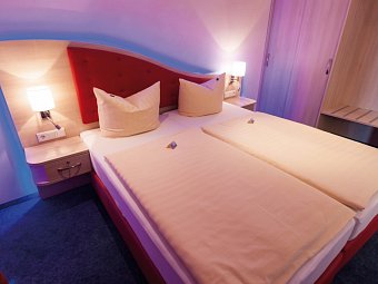 Hotel Hochsauerland 2010 - Wohnbeispiel Doppelzimmer Standard mit Bergblick (Zimmercodierung DB8)