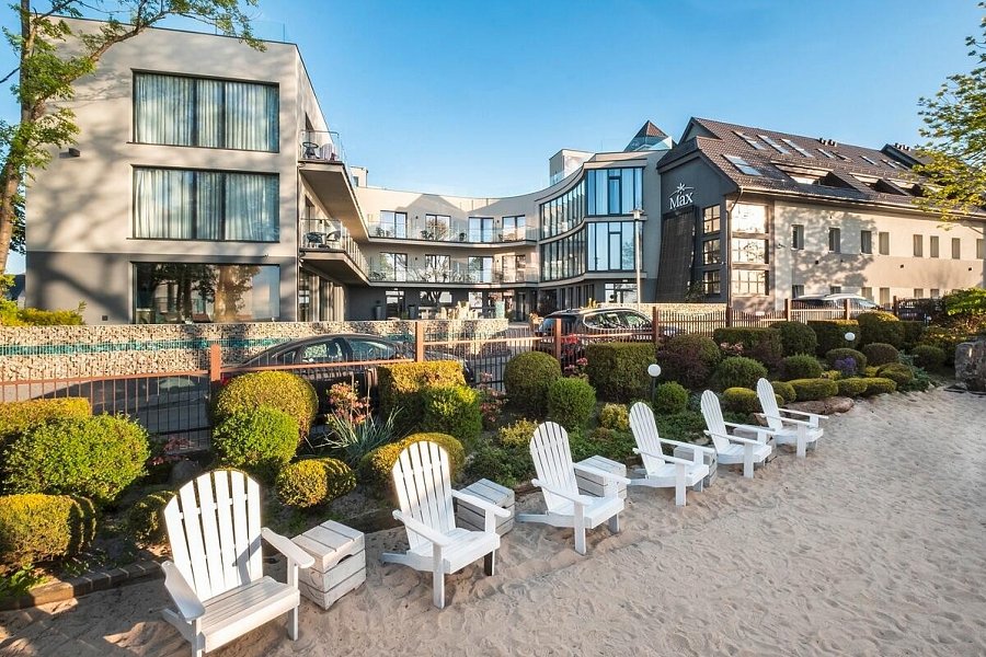MAX Health Resort SPA - Außenansicht mit Strand