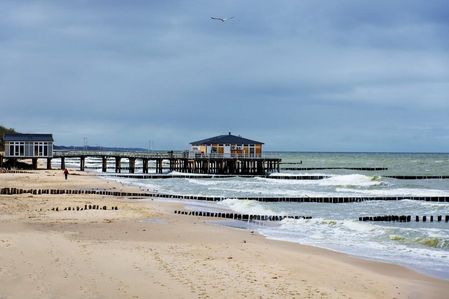 MAX Health Resort SPA - Strand mit Seebrücke von Ustronie Morskie