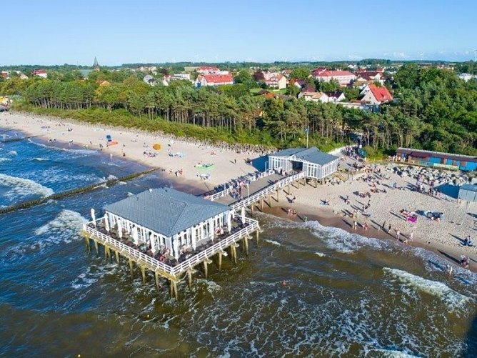 MAX Health Resort SPA - Strand mit Seebrücke in Ustronie Morskie