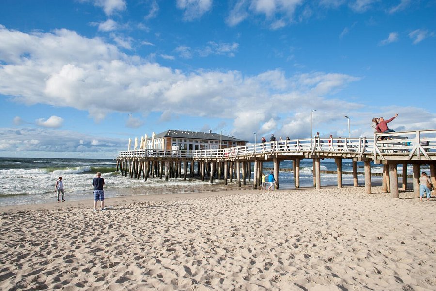 MAX Health Resort SPA - Strand mit Seebrücke von Ustronie Morskie