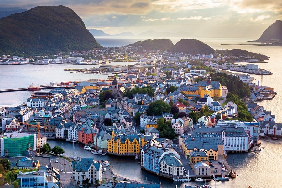 Kreuzfahrt Nordkap inkl. Parkplatz - Ålesund