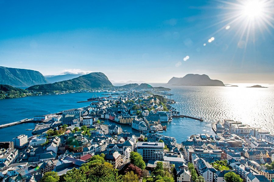 Kreuzfahrt Nordkap inkl. Parkplatz - Ålesund
